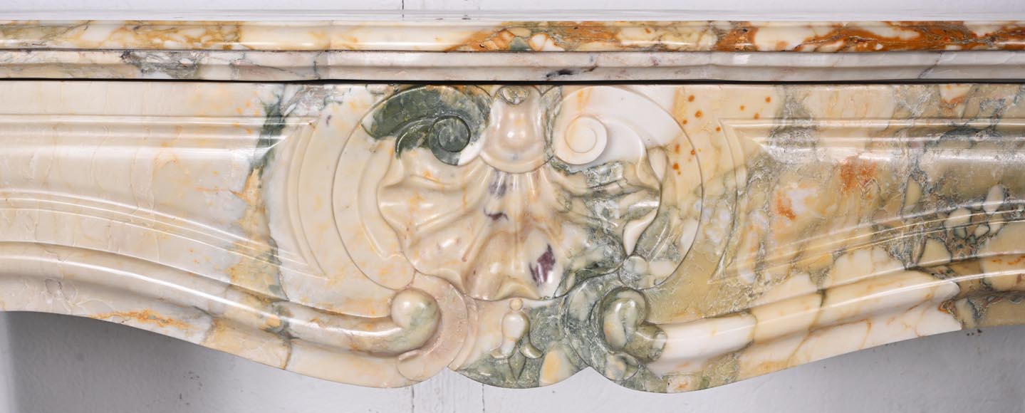 Cheminée de style Louis XV à trois coquilles en brèche de Médou-1
