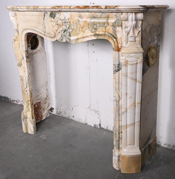 Cheminée de style Louis XV à trois coquilles en brèche de Médou-6