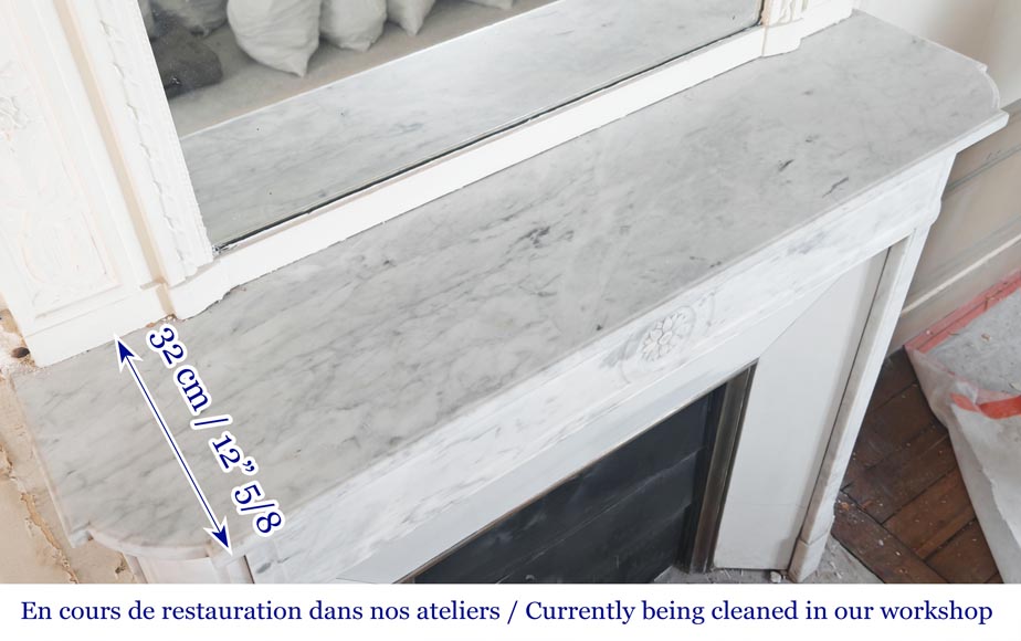 Cheminée de style Louis XVI en marbre de Carrare aux coins arrondis-9