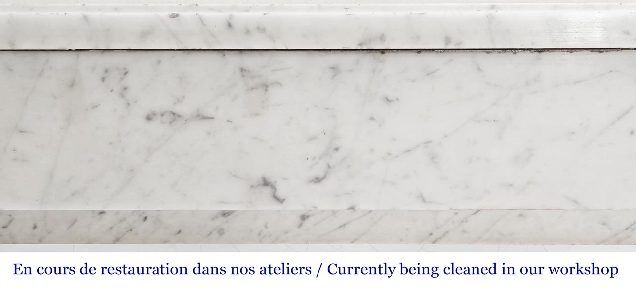 Cheminée de style Louis XVI à pilastre, en marbre de Carrare-1