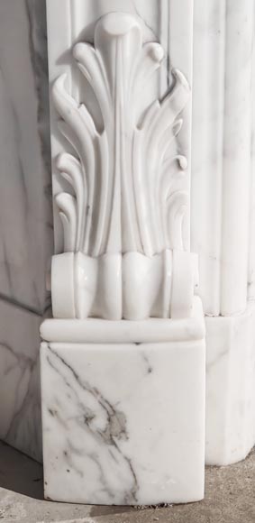 Grande cheminée de style Louis XV en marbre Arabescato, à décor de coquilles-5