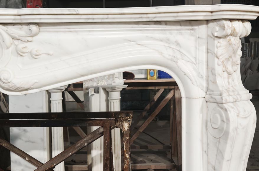 Grande cheminée de style Louis XV en marbre Arabescato, à décor de coquilles-8