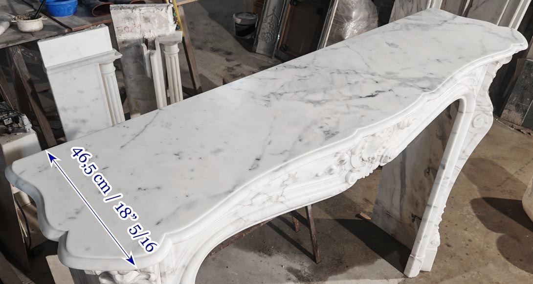 Grande cheminée de style Louis XV en marbre Arabescato, à décor de coquilles-10