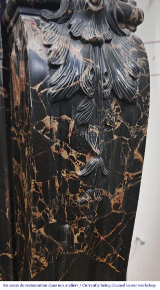 Cheminée de style Louis XV en marbre Portor, richement sculptée-10