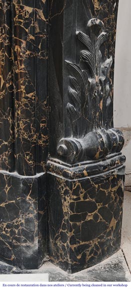 Cheminée de style Louis XV en marbre Portor, richement sculptée-11