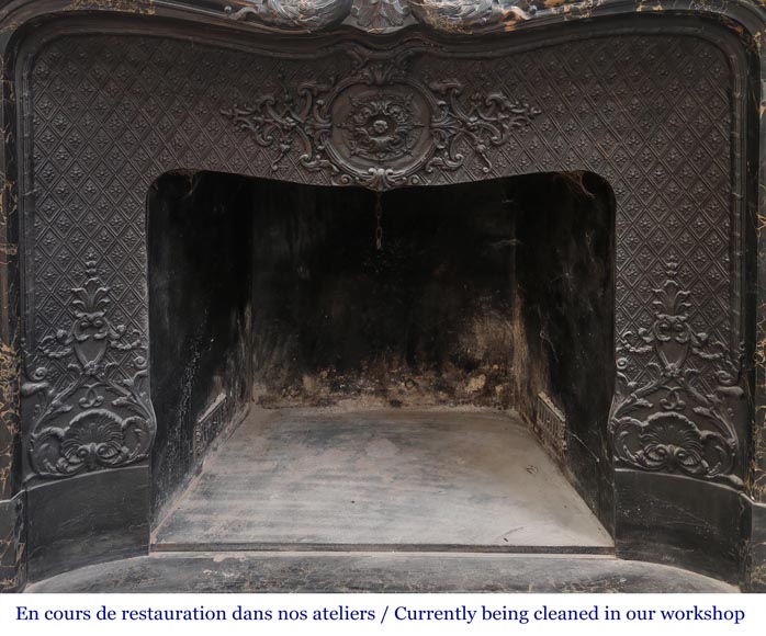 Cheminée de style Louis XV en marbre Portor, richement sculptée-12