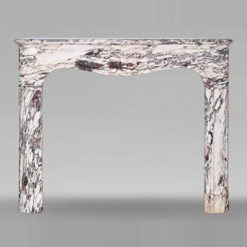 Cheminée de style Régence décorée d'une palmette, en marbre brèche violette