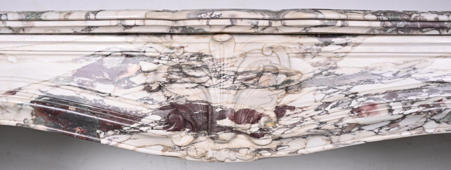 Cheminée de style Régence décorée d'une palmette, en marbre brèche violette-1