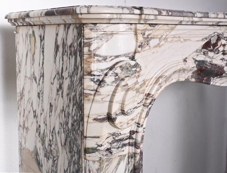 Cheminée de style Régence décorée d'une palmette, en marbre brèche violette-4