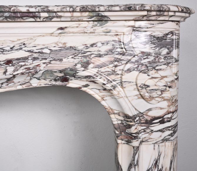 Cheminée de style Régence décorée d'une palmette, en marbre brèche violette-7