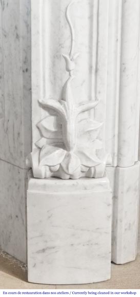 Cheminée de style Louis XV en marbre de Carrare à décor de coquille-5