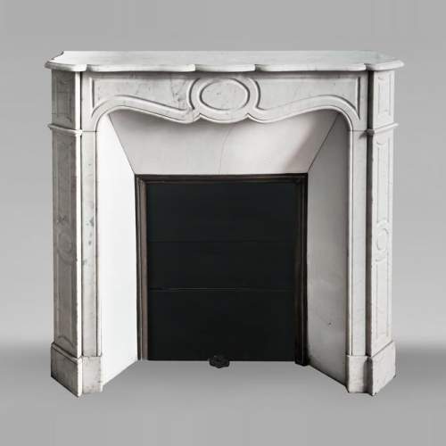 Cheminée de style Louis XV modèle Pompadour en marbre de Carrare