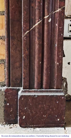 Cheminée de style Napoléon III décorée de feuilles d'acanthe, en marbre rouge griotte-7