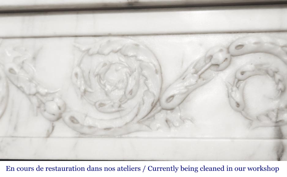 Cheminée de style Louis XVI à colonnes et chapiteaux ioniques, en marbre demi statuaire Cheminée de style Louis XVI à colonnes et chapiteaux ioniques, en marbre demi statuaire-3