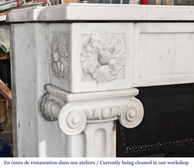 Cheminée de style Louis XVI à colonnes et chapiteaux ioniques, en marbre demi statuaire Cheminée de style Louis XVI à colonnes et chapiteaux ioniques, en marbre demi statuaire-5