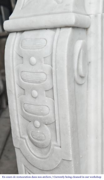 Cheminée de style Louis XV en marbre de Carrare, décorée d'un vase fleuri-7