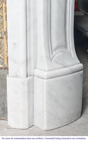 Cheminée de style Louis XV en marbre de Carrare, décorée d'un vase fleuri-11