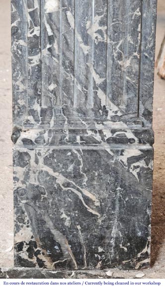 Cheminée d'époque Louis XVI moulurée, en marbre gris Saint-Anne-7