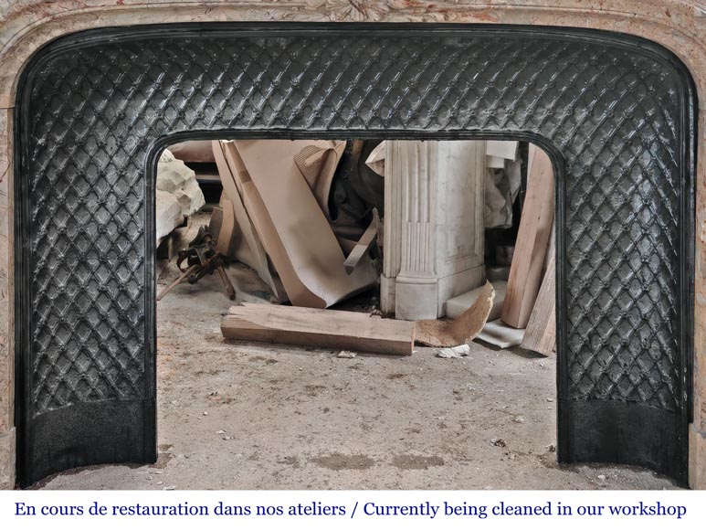 Cheminée de style Régence, en marbre Sarrancolin richement sculptée-11