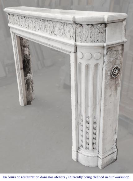 Cheminée de style Louis XVI finement sculptée en marbre statuaire Cheminée de style Louis XVI finement sculptée en marbre statuaire-12