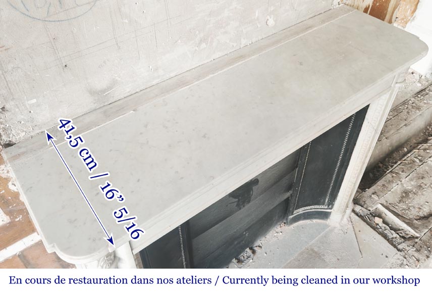 Cheminée de style Louis XVI en marbre de Conne, aux fines colonnes cannelées-10