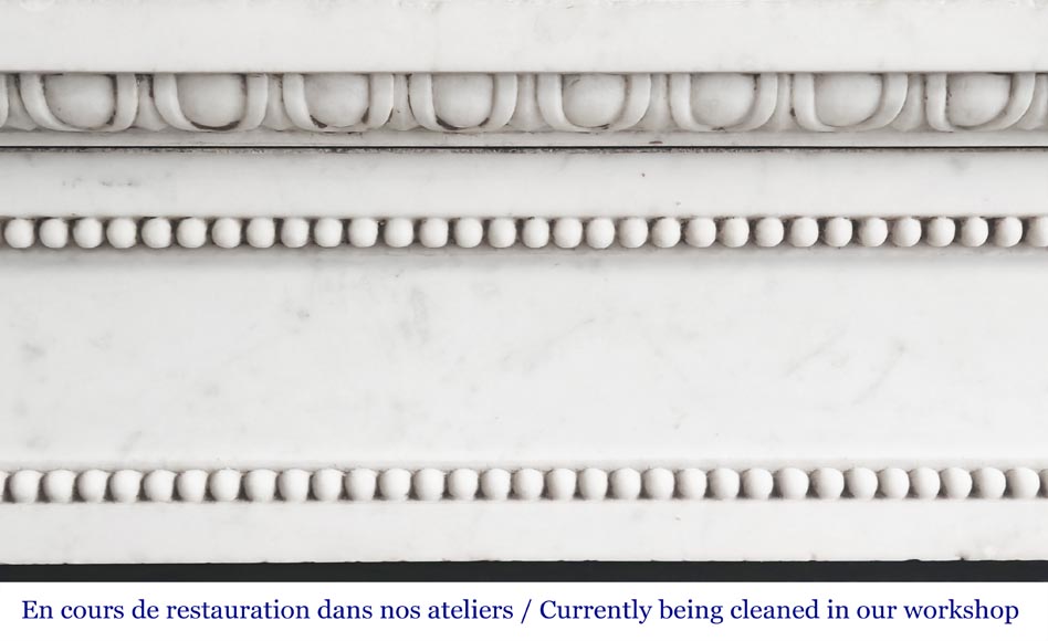 Cheminée de style Louis XVI à demi colonnes corinthiennes, en marbre de Carrare Cheminée de style Louis XVI à demi colonnes corinthiennes, en marbre de Carrare-1