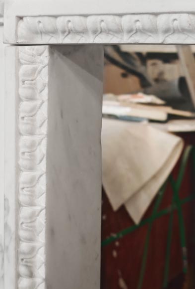 Cheminée d'époque Louis XVI en marbre de Carrare veiné, décorée d'une frise à la Grecque-5