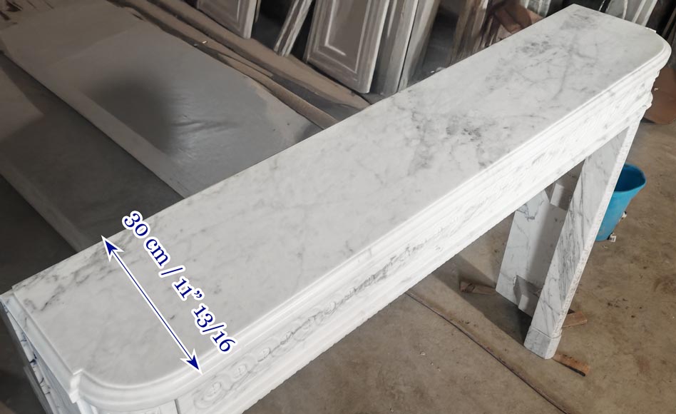 Cheminée d'époque Louis XVI en marbre de Carrare veiné, décorée d'une frise à la Grecque-9