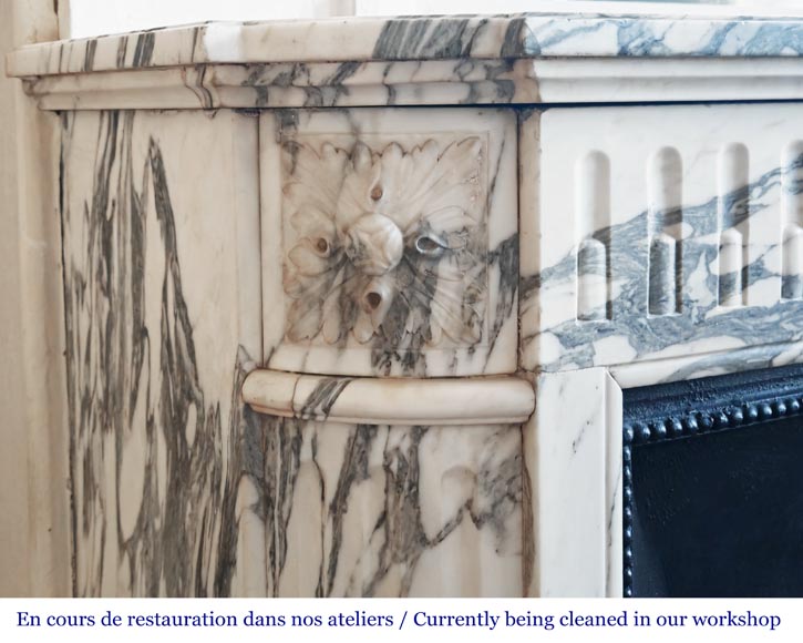 Cheminée de style Louis XVI à décor de cannelure en marbre Arabescato-3