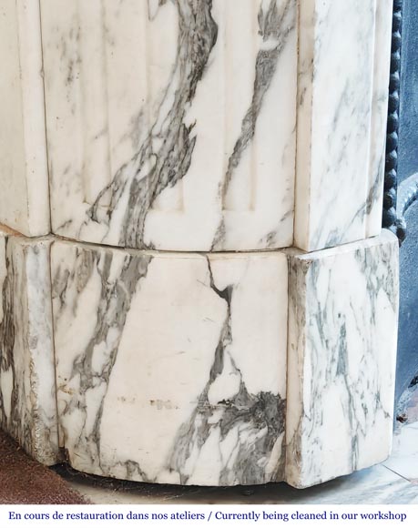 Cheminée de style Louis XVI à décor de cannelure en marbre Arabescato-4