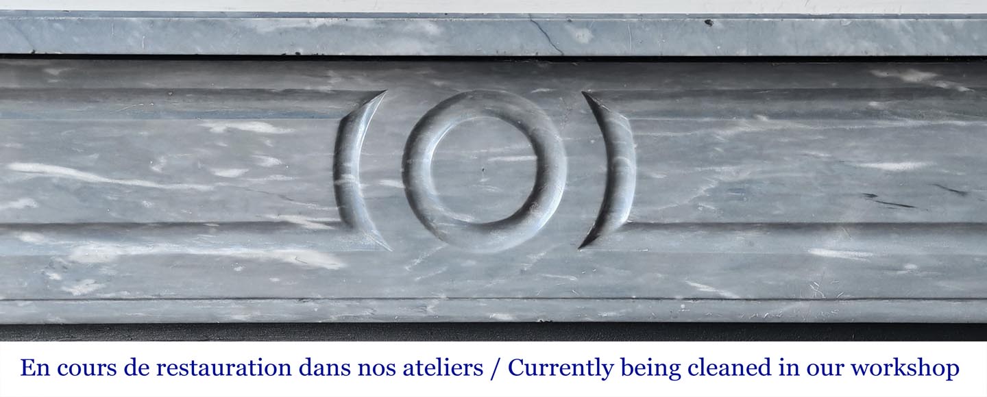 Cheminée de style Louis XVI aux coins arrondis, en marbre bleu turquin Cheminée de style Louis XVI aux coins arrondis, en marbre bleu turquin-1