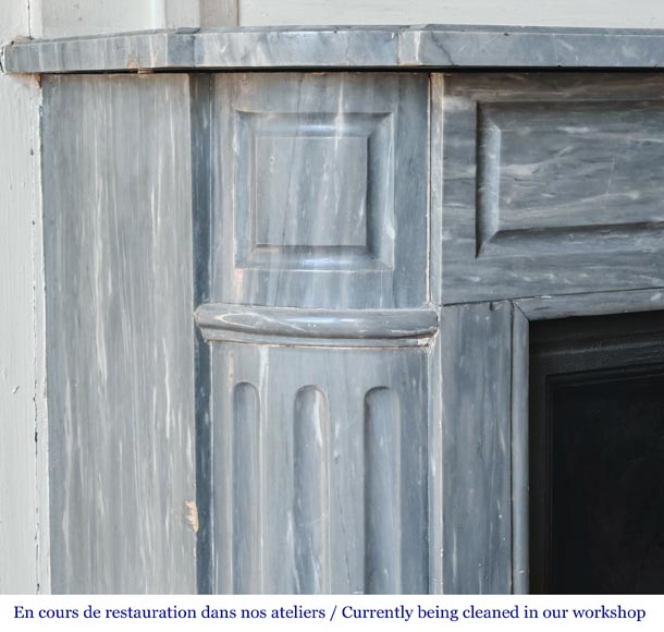 Cheminée de style Louis XVI aux coins arrondis, en marbre bleu turquin Cheminée de style Louis XVI aux coins arrondis, en marbre bleu turquin-3