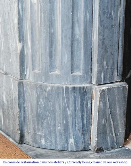 Cheminée de style Louis XVI aux coins arrondis, en marbre bleu turquin Cheminée de style Louis XVI aux coins arrondis, en marbre bleu turquin-4