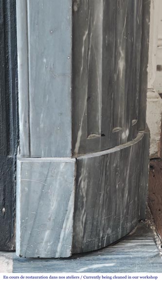 Cheminée de style Louis XVI aux coins arrondis, en marbre bleu turquin Cheminée de style Louis XVI aux coins arrondis, en marbre bleu turquin-7