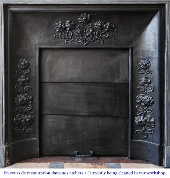 Cheminée de style Louis XVI aux coins arrondis, en marbre bleu turquin Cheminée de style Louis XVI aux coins arrondis, en marbre bleu turquin-8