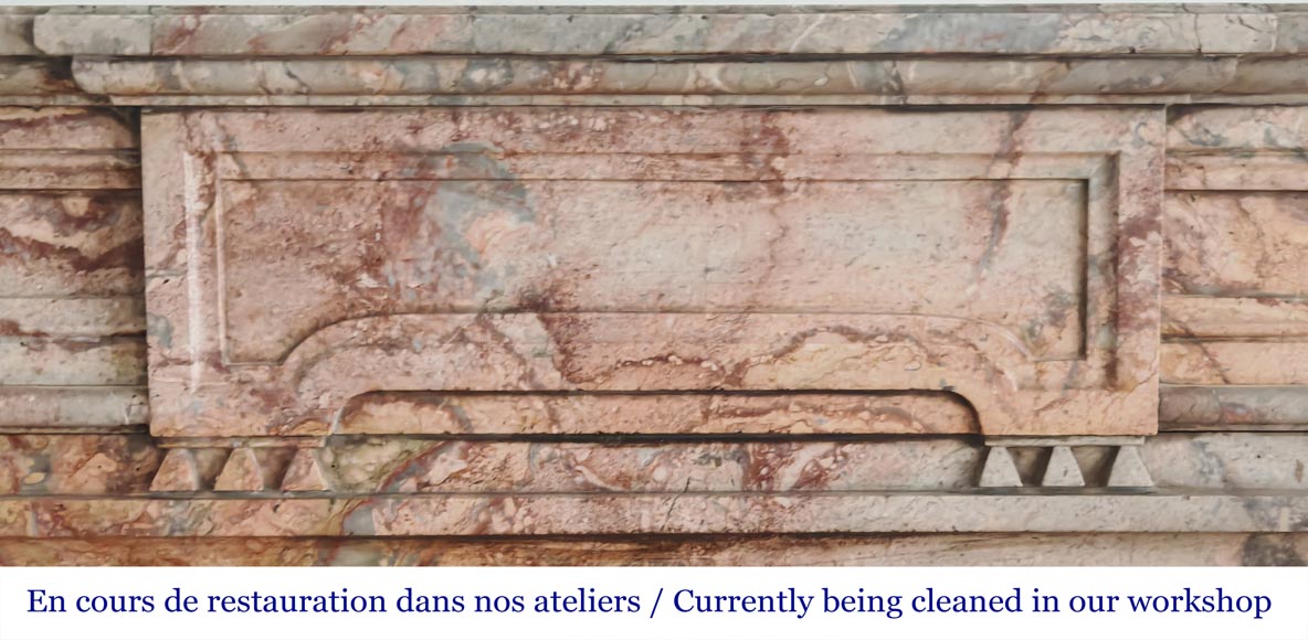 Cheminée de style Louis XVI aux coins arrondis en marbre coloré-1