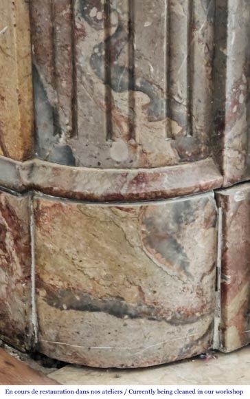 Cheminée de style Louis XVI aux coins arrondis en marbre coloré-5