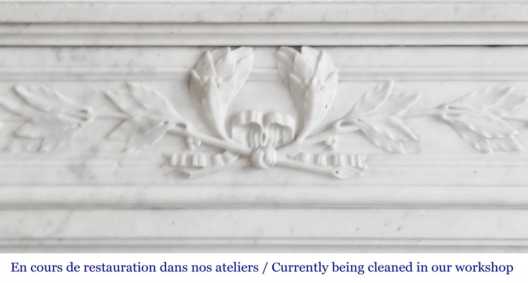 Cheminée de style Louis XVI aux coins arrondis et décorée d'une couronne de laurier, en marbre de Carrare-1