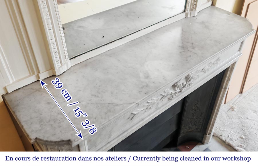 Cheminée de style Louis XVI aux coins arrondis et décorée d'une couronne de laurier, en marbre de Carrare-12