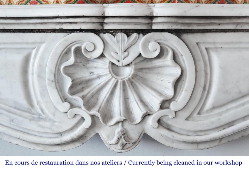 Cheminée de style Louis XV en marbre de Carrare, décorée d'une coquille-1