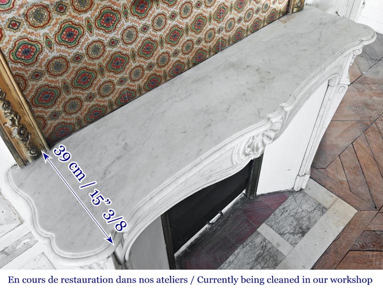 Cheminée de style Louis XV en marbre de Carrare, décorée d'une coquille-9