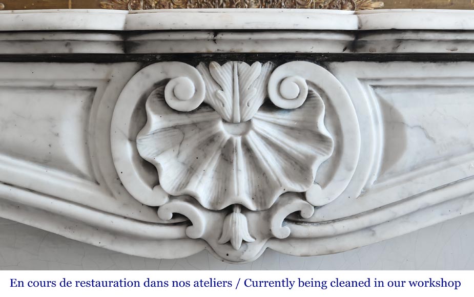 Cheminée de style Louis XV en marbre de Carrare décorée d'une coquille-1