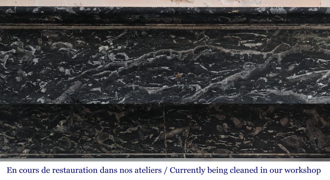 Cheminée d'époque Restauration en marbre gris Saint Anne-1