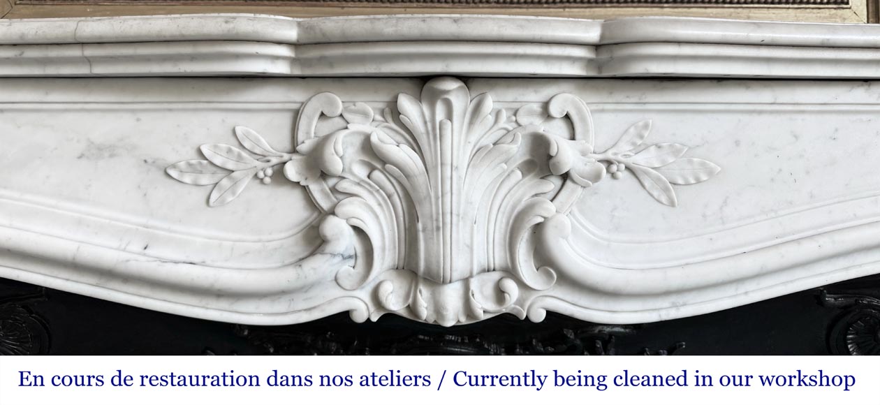 Cheminée de style Louis XV en marbre de Carrare, décorée d'une palmette-1