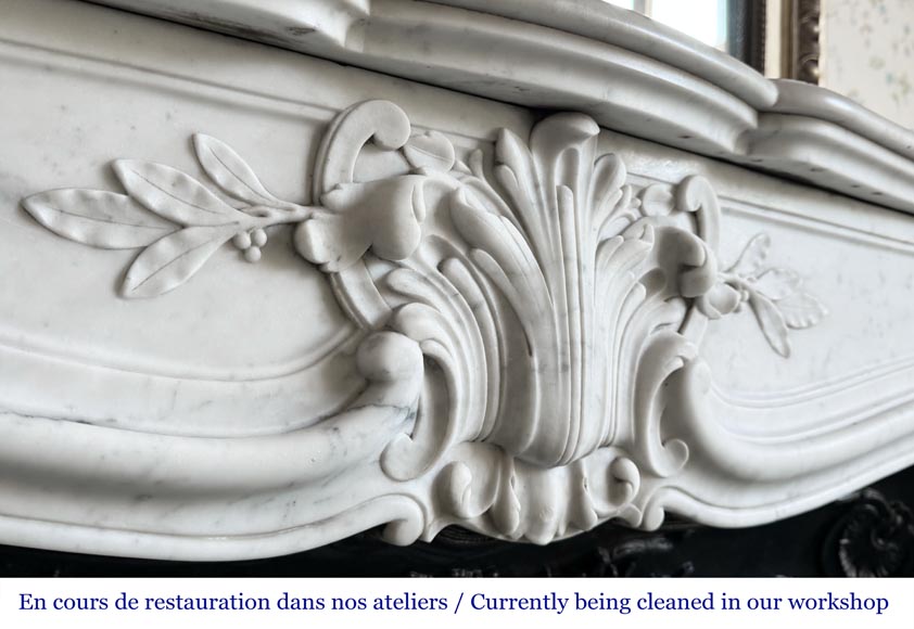 Cheminée de style Louis XV en marbre de Carrare, décorée d'une palmette-2