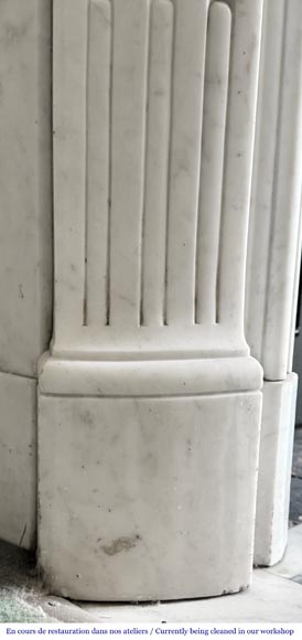 Cheminée de style Louis XV en marbre de Carrare, décorée d'une palmette-5