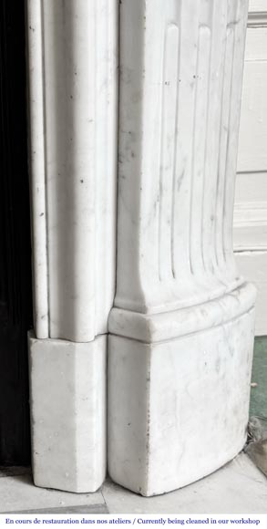 Cheminée de style Louis XV en marbre de Carrare, décorée d'une palmette-8