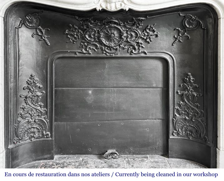 Cheminée de style Louis XV en marbre de Carrare, décorée d'une palmette-10