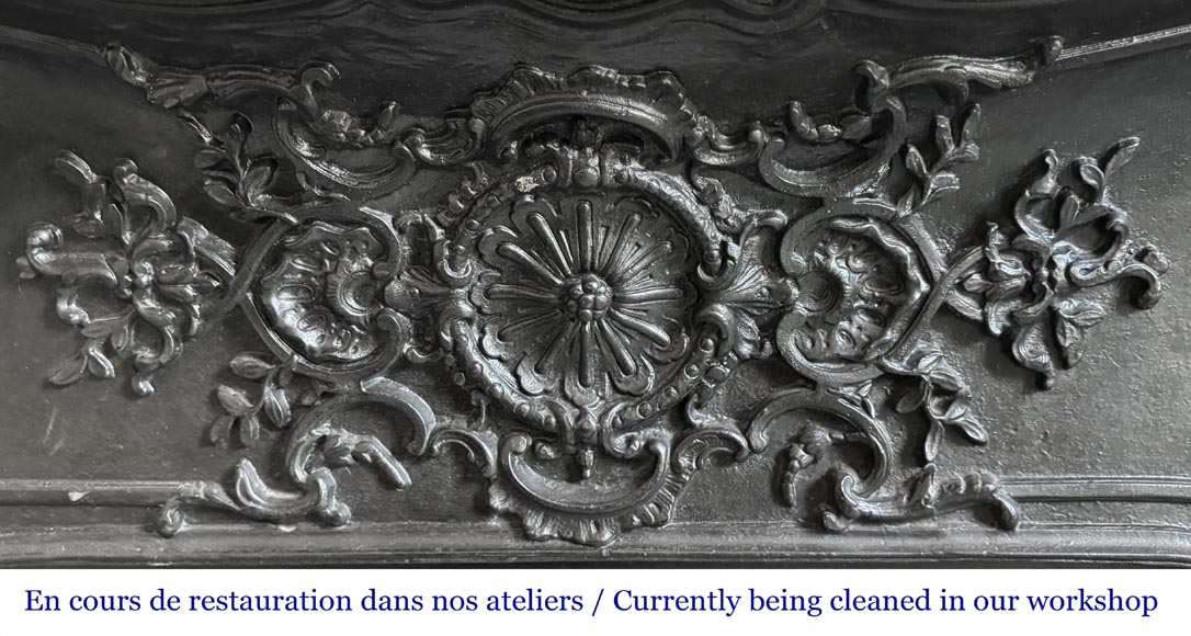 Cheminée de style Louis XV en marbre de Carrare, décorée d'une palmette-11
