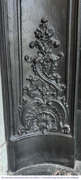 Cheminée de style Louis XV en marbre de Carrare, décorée d'une palmette-12